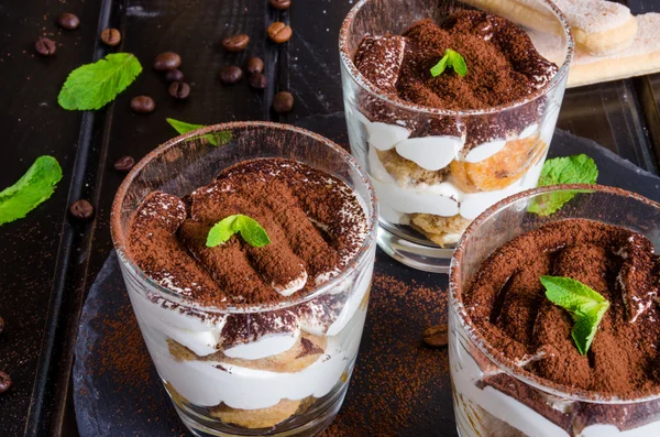 Geleneksel İtalyan tatlı tiramisusu.