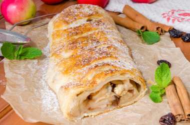 Puf böreği strudel elma, tarçın, Kuru üzüm ve ceviz ile