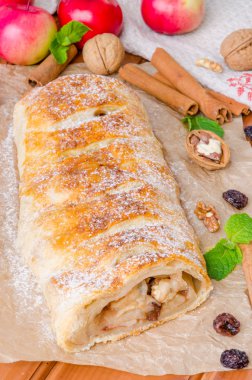 Puf böreği strudel elma, tarçın, Kuru üzüm ve ceviz ile