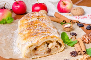Puf böreği strudel elma, tarçın, Kuru üzüm ve ceviz ile