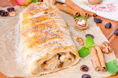 Puf böreği strudel elma, tarçın, Kuru üzüm ve ceviz ile