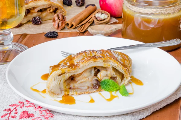 Strudel hojaldre con manzanas, canela, pasas y nueces — Foto de Stock