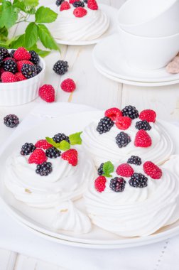 Beze Pavlova ile çırpılmış krema ve taze çilek pasta.