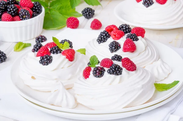 Torte di meringa Pavlova con panna montata e bacche fresche — Foto Stock