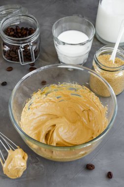 Buzlu Dalgona kahvesi pişiriyorum. Moda yumuşacık kremalı kremalı kahve. Dikey, boşluğu kopyala