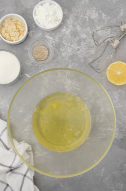 Kremalı pasta, yumurta beyazı, vanilya, limon, şeker, mısır nişastası, gri arka planda badem yaprağı. Adım adım tarif et. Dikey, Üst Görünüm