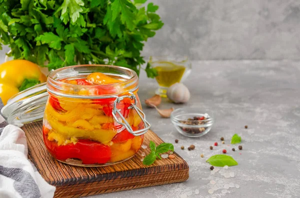 Pimiento Cocido Adobado Con Ajo Las Especias Bote Sobre Tabla —  Fotos de Stock