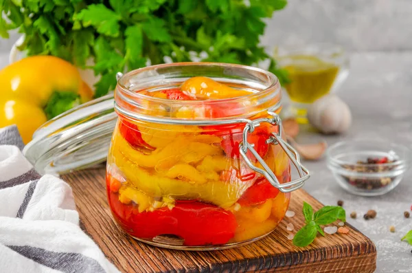 Pimiento Cocido Adobado Con Ajo Las Especias Bote Sobre Tabla — Foto de Stock