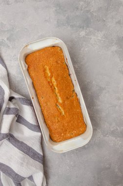 Böğürtlenli vanilyalı pastayı gri beton arka planda pişirme formunda hazırla. Adım adım tarif et. Üst görünüm