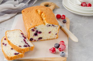 Üzerinde yaban mersini olan gri beton kaplama vanilyalı kek ya da sünger kek. Boşluğu kopyala