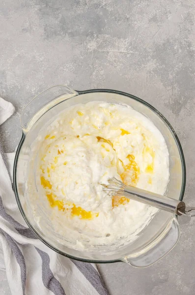 Brancos Ovo Batido Com Farinha Manteiga Uma Tigela Fundo Concreto — Fotografia de Stock
