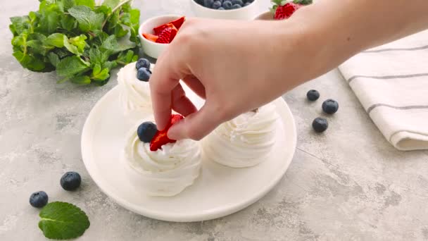 Décorer Dessert Pavlov Avec Crème Fouettée Des Baies Fraîches Gâteau — Video