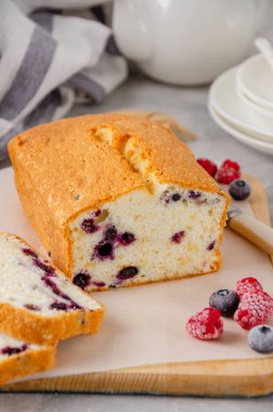 Üzerinde yaban mersini olan gri beton kaplama vanilyalı kek ya da sünger kek. Boşluğu kopyala