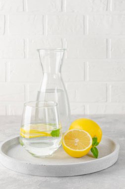 Limonlu limon ve gri beton kaplamalı nane yapraklı limon suyu. Sağlıklı bir içki. Boşluğu kopyala