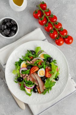 Ton balığı, yumurta, yeşil fasulye, domates, zeytin, marul, soğan ve ançüezli Fransız salatası. Sağlıklı yemek.