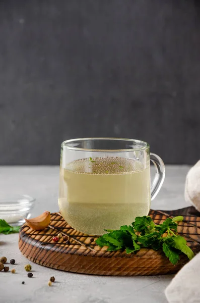 Caldo Galinha Uma Xícara Vidro Com Salsa Alho Outros Temperos — Fotografia de Stock