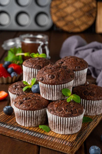 Muffin Cioccolato Cupcake Con Gocce Cioccolato Una Tavola Legno Sfondo — Foto Stock