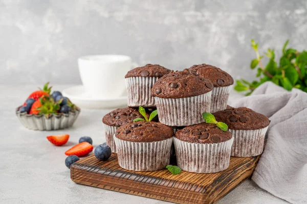 Muffin Cioccolato Cupcake Con Gocce Cioccolato Una Tavola Legno Sfondo — Foto Stock