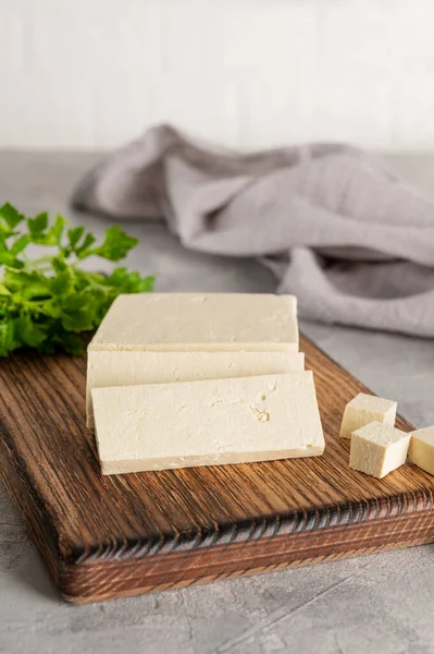 Tofu Formaggio Fresco Soia Con Prezzemolo Asse Uno Sfondo Concreto — Foto Stock