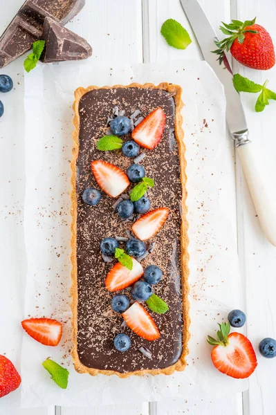 Torta Creme Chocolate Com Mirtilos Frescos Morangos Cima Fundo Madeira — Fotografia de Stock