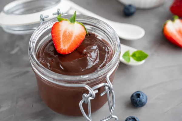 Chokladpudding Med Färska Bär Och Vispgrädde Glasburk Grå Betongbakgrund Kopiera — Stockfoto