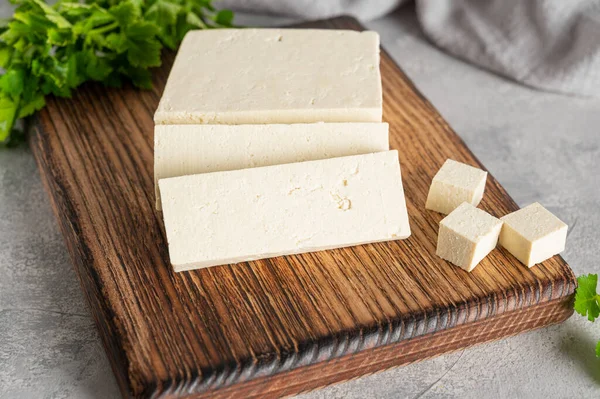 Tofu Formaggio Fresco Soia Con Prezzemolo Asse Uno Sfondo Concreto — Foto Stock