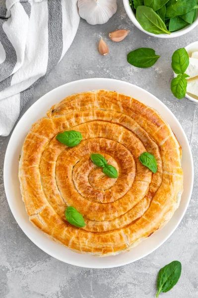 Griechischer Kuchen Spanakopita Mit Feta Käse Und Spinat Auf Einem — Stockfoto