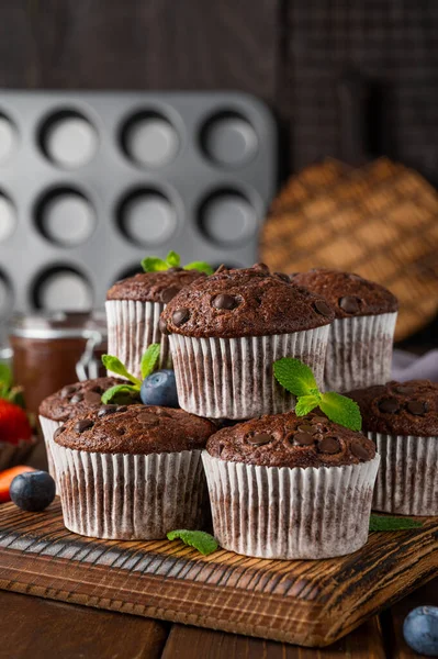 Muffin Cioccolato Cupcake Con Gocce Cioccolato Uno Sfondo Legno Scuro — Foto Stock