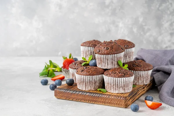 Magdalenas Chocolate Cupcakes Con Gotas Chocolate Una Tabla Madera Sobre — Foto de Stock