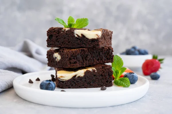 Delicioso Bolo Queijo Brownie Chocolate Com Bagas Frescas Hortelã Uma — Fotografia de Stock