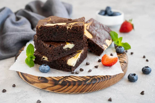 Delicioso Chocolate Brownie Cheesecake Com Bagas Frescas Hortelã Uma Placa — Fotografia de Stock