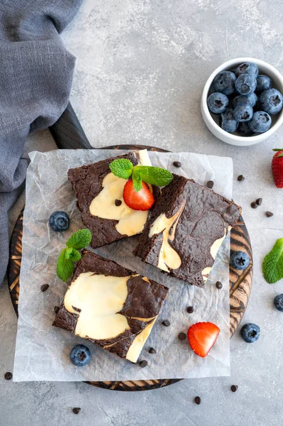 Delicioso Chocolate Brownie Cheesecake Com Bagas Frescas Hortelã Uma Placa — Fotografia de Stock
