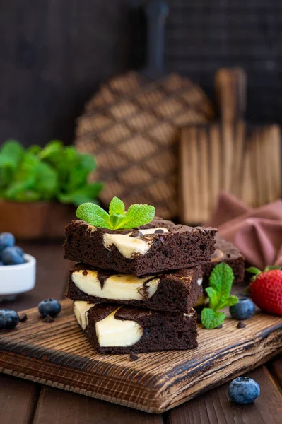 Delicioso Cheesecake Chocolate Brownie Com Bagas Frescas Hortelã Uma Placa — Fotografia de Stock