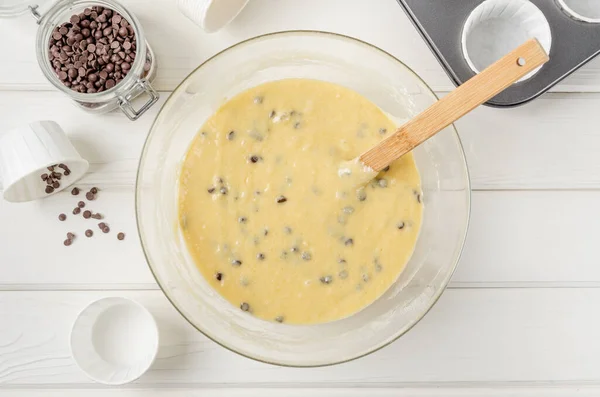 Koblihové Těsto Čokoládovými Lupínky Misce Bílém Dřevěném Pozadí Recept Krok — Stock fotografie