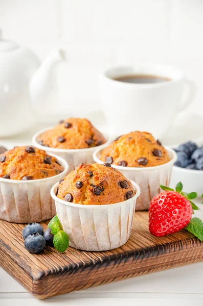 Muffin Con Gocce Cioccolato Bordo Legno Uno Sfondo Bianco Con — Foto Stock