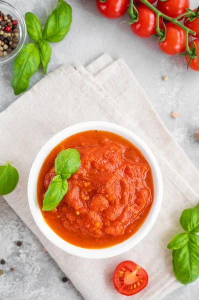 Salsa Marinara Tradicional Italiana Bol Sobre Fondo Hormigón Con Especias —  Fotos de Stock