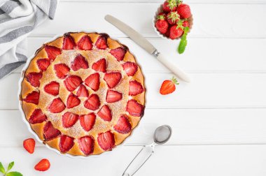 Çilekli vanilyalı kek ya da beyaz ahşap arka planda taze çilekli turta. Yaz tatlısı. Boşluğu kopyala