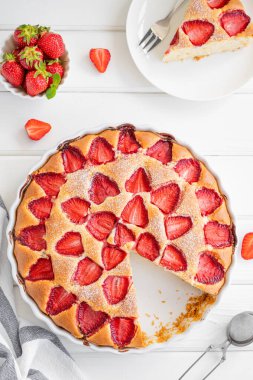 Çilekli vanilyalı kek ya da beyaz ahşap arka planda taze çilekli turta. Yaz tatlısı. Boşluğu kopyala