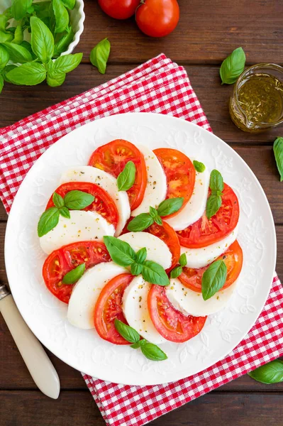 Klasyczna Sałatka Caprese Serem Mozzarella Pomidorami Bazylią Białym Talerzu Ciemnym — Zdjęcie stockowe