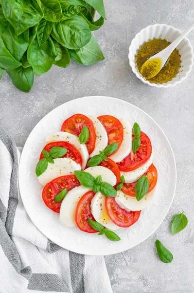 Salada Caprese Clássica Com Queijo Mussarela Tomates Manjericão Uma Placa — Fotografia de Stock