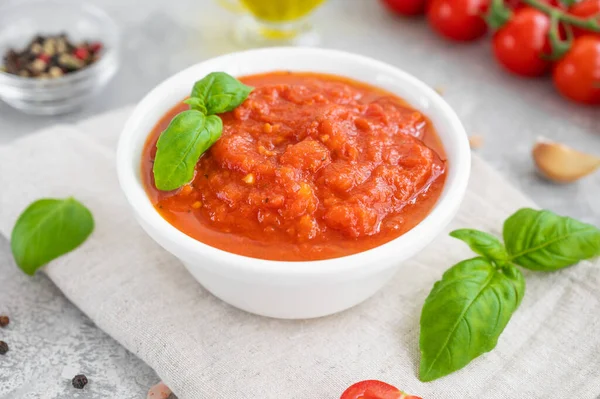 Molho Marinara Italiano Tradicional Boliche Contexto Concreto Com Temperos Ingredientes — Fotografia de Stock