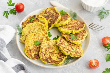 Sebzeli kabaklı krep, peynirli, dereotlu ve maydanozlu gri beton kaplamalı. Üst görünüm, alanı kopyala