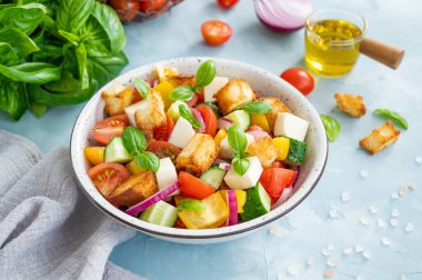 Panzanella salatası, İtalyan ekmeği ve taze sebze salatası. Boşluğu kopyala