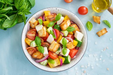 Panzanella salatası, İtalyan ekmeği ve taze sebze salatası. Boşluğu kopyala