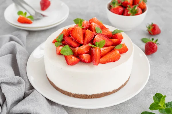 Senza Cheesecake Forno Con Fragole Fresche Menta Cima Piatto Bianco — Foto Stock