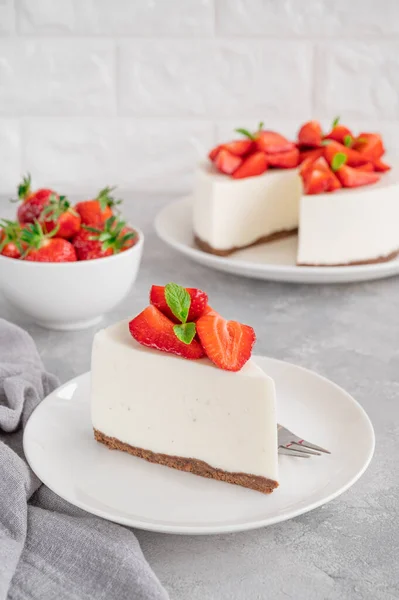 Baked Cheesecake Fresh Strawberries Mint Top White Plate Gray Concrete — Stock Photo, Image