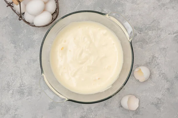 Batir Los Huevos Con Azúcar Tazón Para Hacer Pastel Esponja — Foto de Stock