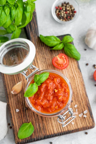 Molho Marinara Italiano Tradicional Jarro Contexto Concreto Com Temperos Ingredientes — Fotografia de Stock