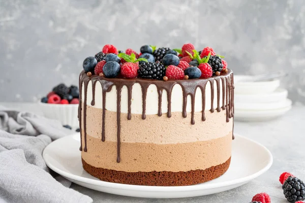 Drie Chocolademousse Cake Met Chocoladeglazuur Bosbessen Frambozen Bramen Bovenop Een — Stockfoto