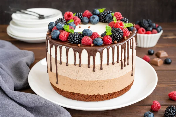 Drei Schokoladenmoussekuchen Mit Schokoglasur Blaubeeren Himbeeren Und Brombeeren Auf Einem — Stockfoto